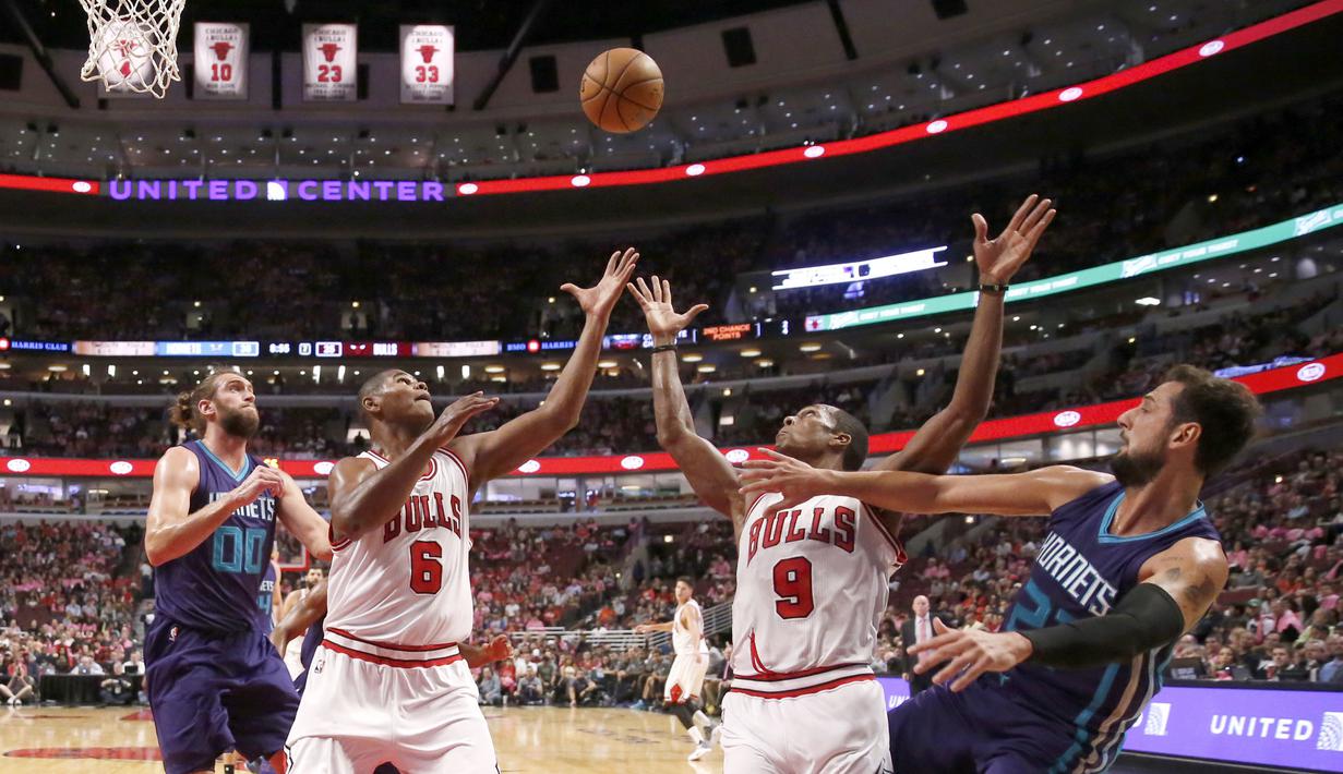 Para Pemain Chicago Bulls berebut bola pemain Charlotte Hornets pada laga NBA preseason basketball game di Chicago, Selasa (18/10/2016) WIB.  (AP/Charles Rex Arbogast)