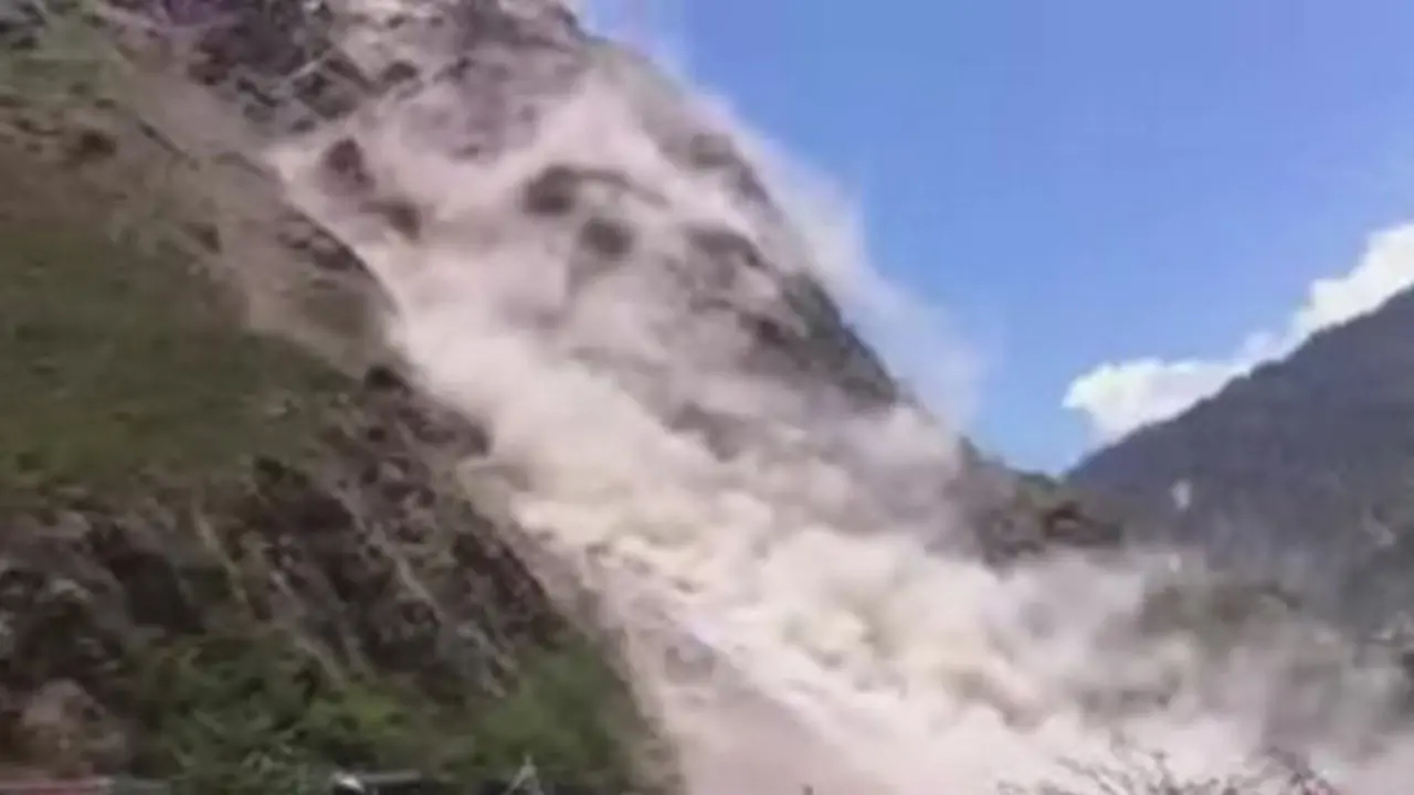 Tanah longsor di Dhunche, dekat perbatasan China.