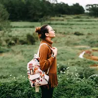 Ilustrasi perempuan alam. /Photo by Anthony Tran on Unsplash