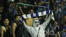 Bobotoh Persib memakai pakaian unik saat mendukung Persib Bandung. Para bobotoh selalu setia mendukung langsung Persib Bandung kala bermain di kandang maupun diluar kandang. (Bola.com/M Iqbal Ichsan)