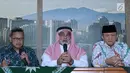 Dubes Arab Saudi untuk Indonesia, Osama bin Mohammed Al-Shuaibi (tengah) menjawab pertanyaan di Kantor PP Muhammadiyah, Jakarta, Selasa (13/11). Osama memberi keterangan terkait Habib Rizieq dan jamaah haji Palestina. (Liputan6.com/Helmi Fithriansyah)
