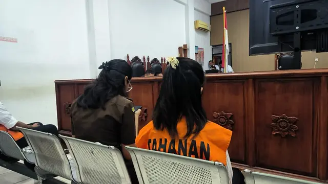 Fani, tersangka dalam kasus eks Kapolres Ngada saat menjalani sidang perdana (Liputan6.com/Ola Keda)