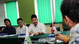 Perwakilan mahasiswa Indonesia yang dipulangkan dari Yaman saat mendatangi  Fraksi PKB , Gedung DPR RI, Jakarta, Senin, (13/4/2015). Kedatangan mereka untuk mengadukan nasib pendidikan yang sementara terhenti (Liputan6.com/Helmi Afandi)