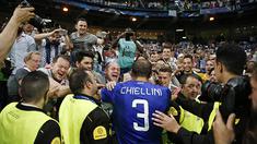 Giorgio Chiellini merayakan keberhasilan Juventus ke babak final Liga Champions bersama pra suporter di Estadio SAntiago Bernabeu, Madrid. 