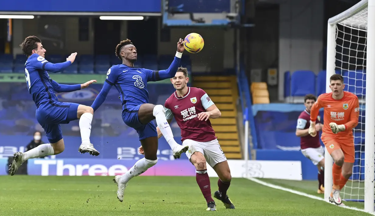 Tandukan penyerang Chelsea, Tammy Abraham (tengah) gagal menjebol gawang Burnley. (Foto: AP/Pool/Justin Tallis)