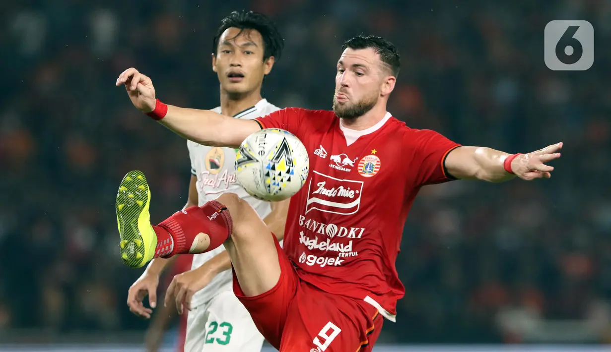 Penyerang Persija, Marko Simic (kanan) berebut bola dengan pemain belakang Persebaya, Hansamu Yama Pranata pada lanjutan Shopee Liga 1 Indonesia di Stadion Utama Gelora Bung Karno Jakarta, Selasa (17/12/2019). Persija kalah 1-2 dari Persebaya. (Liputan6.com/Helmi Fithriansyah)