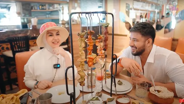 Momen Liburan Ammar Zoni dan Irish Bella Naik Kapal Pesiar. (Sumber: YouTube/Aish TV)