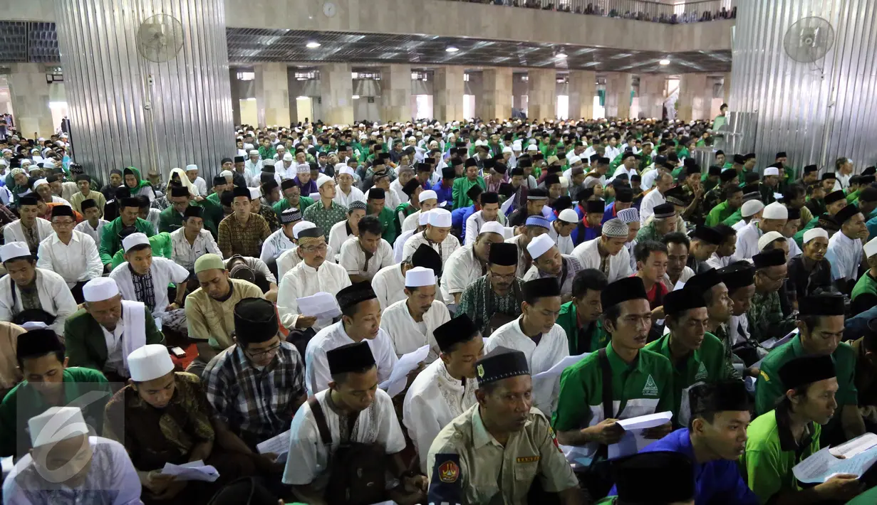 Warga mengikuti Istighosah Nahdlatul Ulama  di Masjid Istiqlal, Jakarta, Minggu (14/6). Istighosah tersebut untuk menyambut bulan Ramadan 1436 H sekaligus pembukaan Munas Alim Ulama jelang Muktamar NU pada Agustus mendatang. (Liputan6.com/Helmi Afandi)