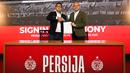 Direktur Persija Jakarta, Mohamad Prapanca (kiri) dan CEO Trengganu FC, Tuan Sheikh Farouk berjabat tangan menandai kerja sama antara Persija Jakarta dan Trengganu FC yang bertempat di Kantor Persija, Jakarta, pada Jumat (28/11/2025).