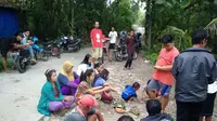 Warga berkumpul di lokasi sumber suara gemluduk di Depok Gilangharjo Pandak Bantul. (Foto : Sukro Riyadi)