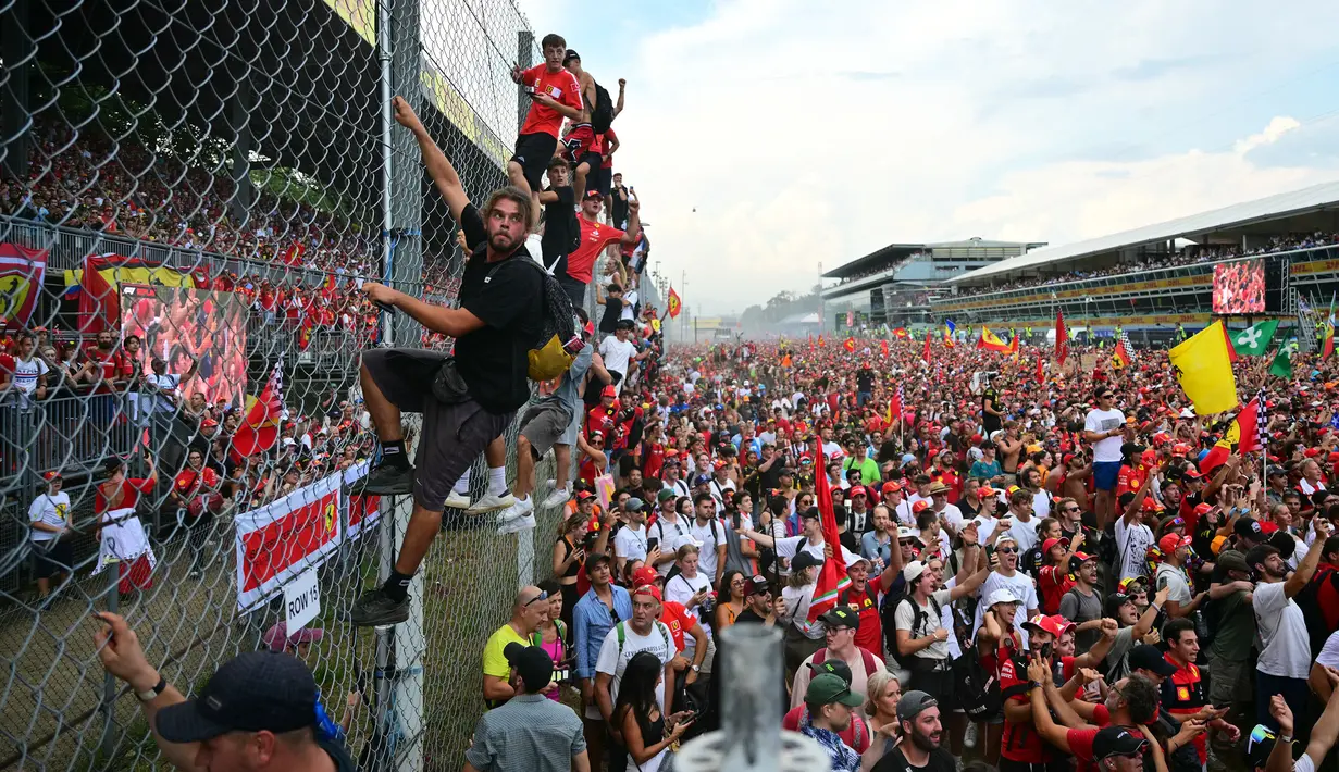 Para pendukung tim Ferrari atau Tifosi memadati Sirkuit Monza saat prosesi podium Formula 1 GP Italia 2024 pada Minggu (01/09/2024) waktu setempat. (AFP/Andrej Isakovic)