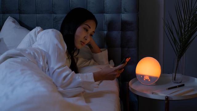 Ilustrasi bermain HP sebelum tidur