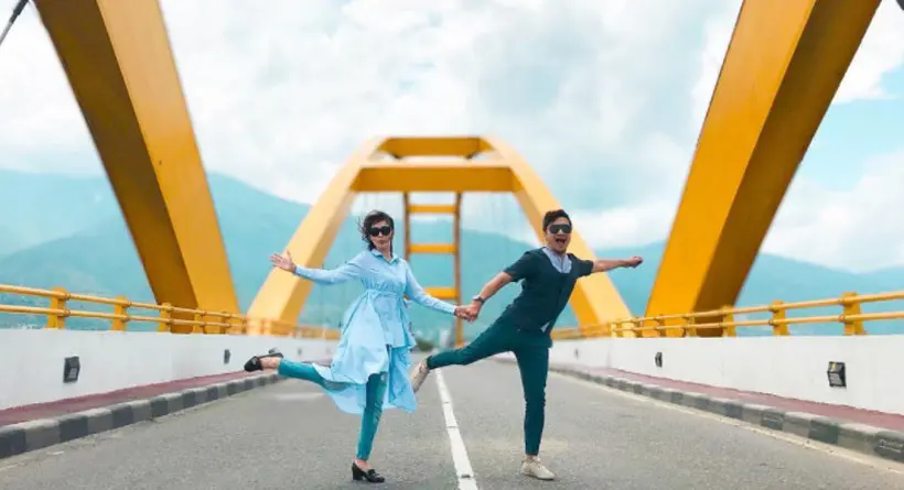 Arie Untung dan Fenita Arie di Jembatan Kuning di Kota Palu. (Instagram)