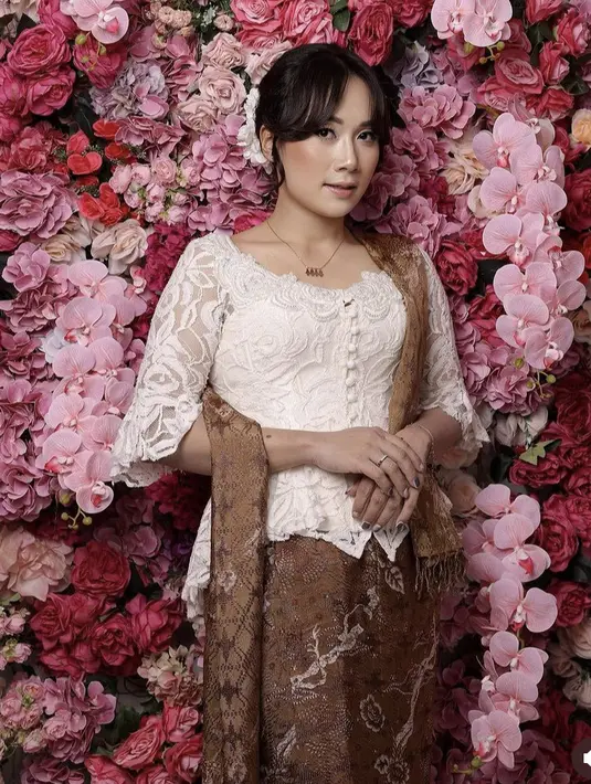 Kebaya putih juga jadi pilihan Puput, ia memadukannya dengan selendang dan bawahan kain bercorak batik warna coklat. [@victoria_makeupatelier]