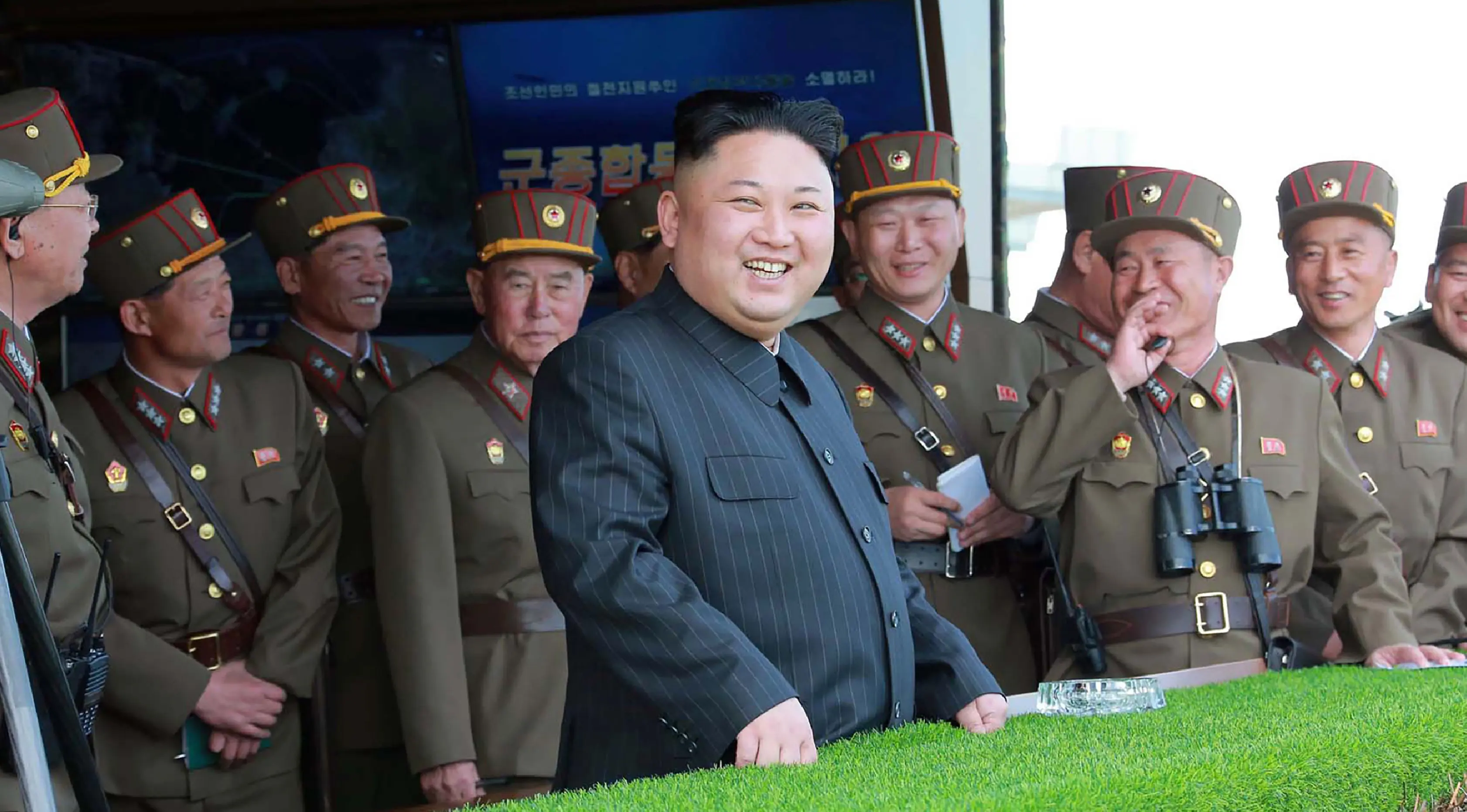Pemimpin Korea Utara, Kim Jong-un saat menghadiri latihan militer untuk peringatan 85 tahun pembentukan Tentara Rakyat Korea (KPA) di Korea Utara (26/4). (AFP FOTO / KCNA / STR)