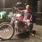 Deny tak menyangka kepergiannya ke Kustomfest berbuah manis. Ia berhasil menggondol Kebo Bule, motor chopper modifikasi buatan Lulut Wahyudi (Rio Apinino/Liputan6).