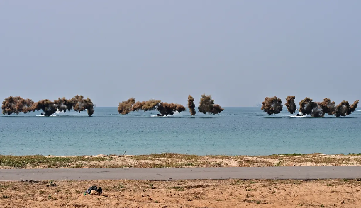 Kendaraan ambisius Korea Selatan mendekati pantai selama latihan pendaratan amfibi sebagai bagian dari latihan bersama Cobra Gold di pesisir provinsi Chonburi Thailand pada 3 Maret 2023. Cobra Gold tahun ini akan menjadi yang pertama melatih personel tentang bencana luar angkasa yang dapat membahayakan sistem komunikasi satelit. (AFP/Lillian Suwanrumpha)