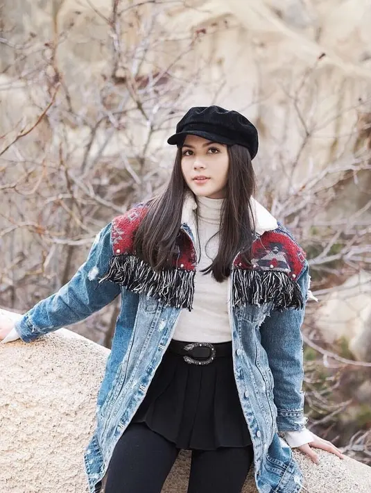 <p>Jessica Mila tampil mengenakan jaket jeans dengan aksen motif tribal, dipadukan halterneck putih sebagai inner. Ia juga mengkombinasikannya dengan mini skirt pleated dan legging hitam.&nbsp; (@jscmila)</p>