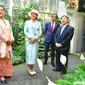 Jokowi dan Ibu Negara Iriana mengajak Kaisar Naruhito dan Permaisuri Masako melihat Griya Anggrek di Kebun Raya Bogor Jawa Barat. (Fotografer Presiden Jokowi/Agus Suparto)