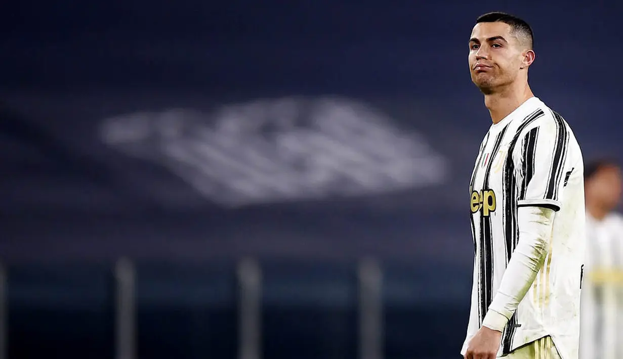 Striker Juventus, Cristiano Ronaldo, tampak kecewa usai ditaklukkan Fiorentina pada laga Liga Italia di Turin, Rabu (23/12/2020). Fiorentina menang dengan skor 0-3. (Fabio Ferrari/LaPresse via AP)