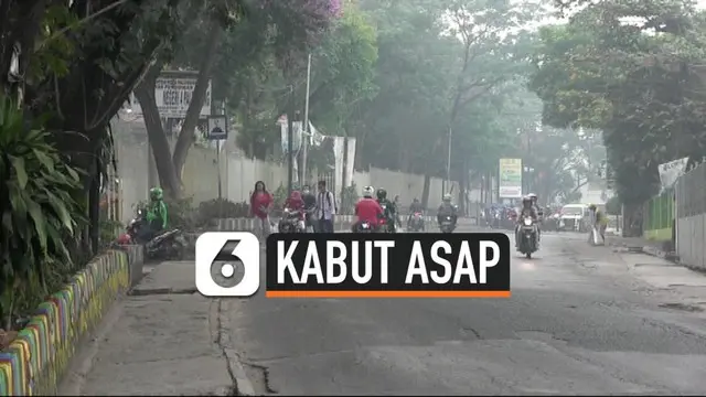 Kabut asap yang terjadi di Palembang, Sumatera Selatan semakin tebal. Sebagian sekolah melarang siswanya berkegiatan di luar ruangan karena takut terpapar penyakit akibat asap.
