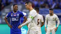 Pemain Al-Nassr, Cristiano Ronaldo, tertunduk lesu setelah ditaklukkan Al-Hilal pada laga Liga Arab Saudi 2022/202 di Stadion King Fahd, Rabu (19/4/2023). Mantan striker Manchester United (MU) Odion Ighalo menjadi bintang kemenangan Al Hilal. (AFP/Fayez Nureldine)