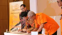 Shopee dan PT Pos Indonesia tandatangani perjanjian kerjasama strategis di IESE 2017. Liputan6.com/ Dewi Widya Ningrum