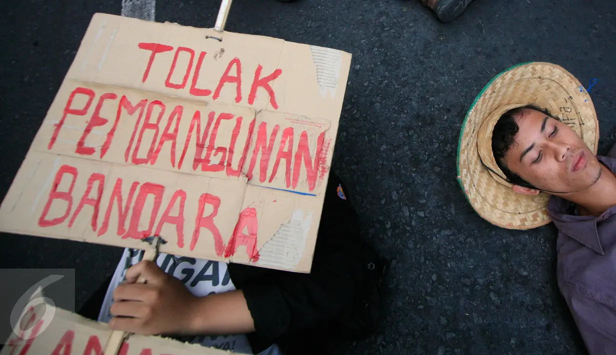 Sejumlah mahasiswa melakukan aksi  tiduran di jalan Malioboro, Yogyakarta, Jateng, Kamis (5/11/2015). Aksi tersebut dilakukan sebagai bentuk penolakan pendirian Bandara di Temon, Kulon Progo. (Boy T Harjanto)