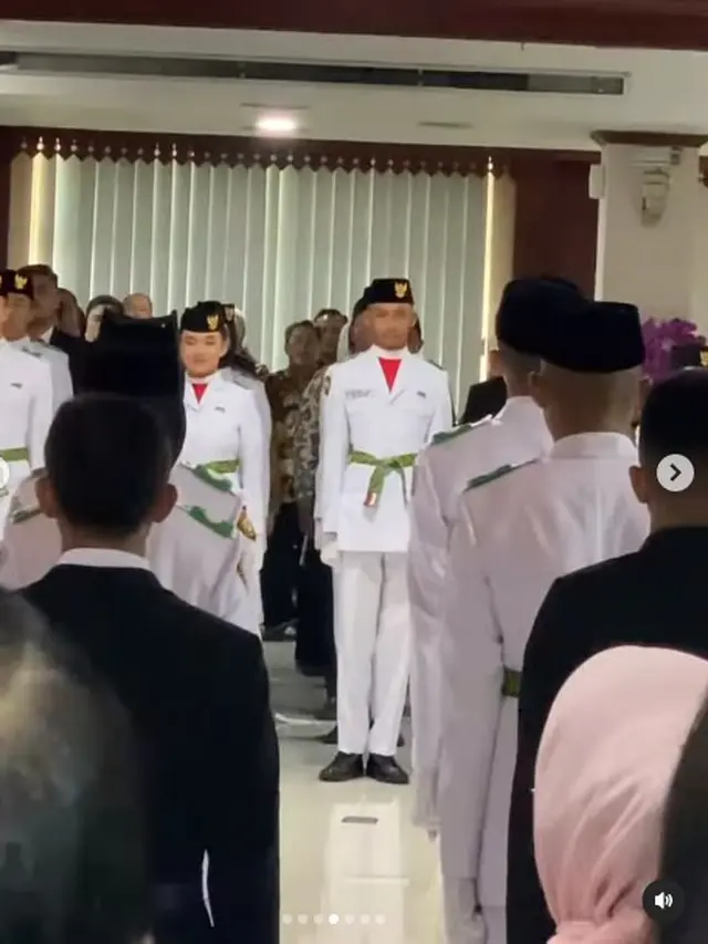 7 Potret Dhofin Putra Ibnu Jamil dan Ade Maya saat Pengukuhan Anggota Paskibra, Jadi Sorotan