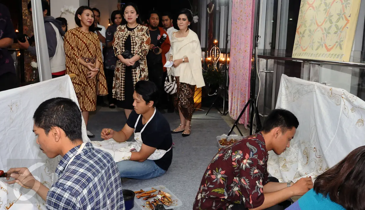 Menko PMK, Puan Maharani (tengah) melihat proses pembuatan batik jelang menghadiri acara Perempuan dan Canting di Jakarta, Rabu (25/1). Acara juga ditandai penyerahan penghargaan kepada dua pelestari batik nasional. (Liputan6.com/Helmi Fithriansyah)
