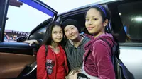 Meskipun  hanya sampai Bandara Soekarno Hatta, kedua putri Yana mengantarkannya yang hendak pergi ke Cina untuk menjalani pengobatan selama tiga bulan ke depan. Berbagai pesan dan ciuman diberikan untuk sang ibu. (Adrian Putra/Bintang.com)