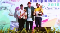 Ir Ciputra (tengah) bersama Zubair bin Mohd Firdaus (kanan) yang menang di kategori individu putra pada kejuaraan dunia golf junior (istimewa)