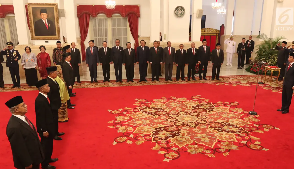Suasana penganugerahan gelar Pahlawan Nasional di Istana Negara, Jakarta, Kakis (8/11). Enam  tokoh dari berbagai wilayah di Indonesia yang mendapat gelar Pahlawan Nasional. (Liputan6.com/Angga Yuniar)