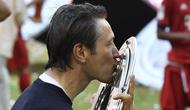 Pelatih Bayern Munchen, Niko Kovac, mencium trofi Bundesliga usai mengalahkan Frankfurt di Allianz Arena, Jerman, Sabtu (18/5). Munchen menang 5-1 atas Frankfurt. (John Macdougall/AFP)