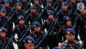 Personel Polri saat puncak acara HUT ke-77 Bhayangkara di Stadion Utama Gelora Bung Karno (SUGBK), Jakarta, Sabtu (1/7/2023). Acara yang dihadiri Presiden Joko Widodo atau Jokowi dan Wakil Presiden Ma'ruf Amin ini juga dimeriahkan oleh tari-tarian Nusantara dan penampilan musik. (Liputan6.com/Johan Tallo)