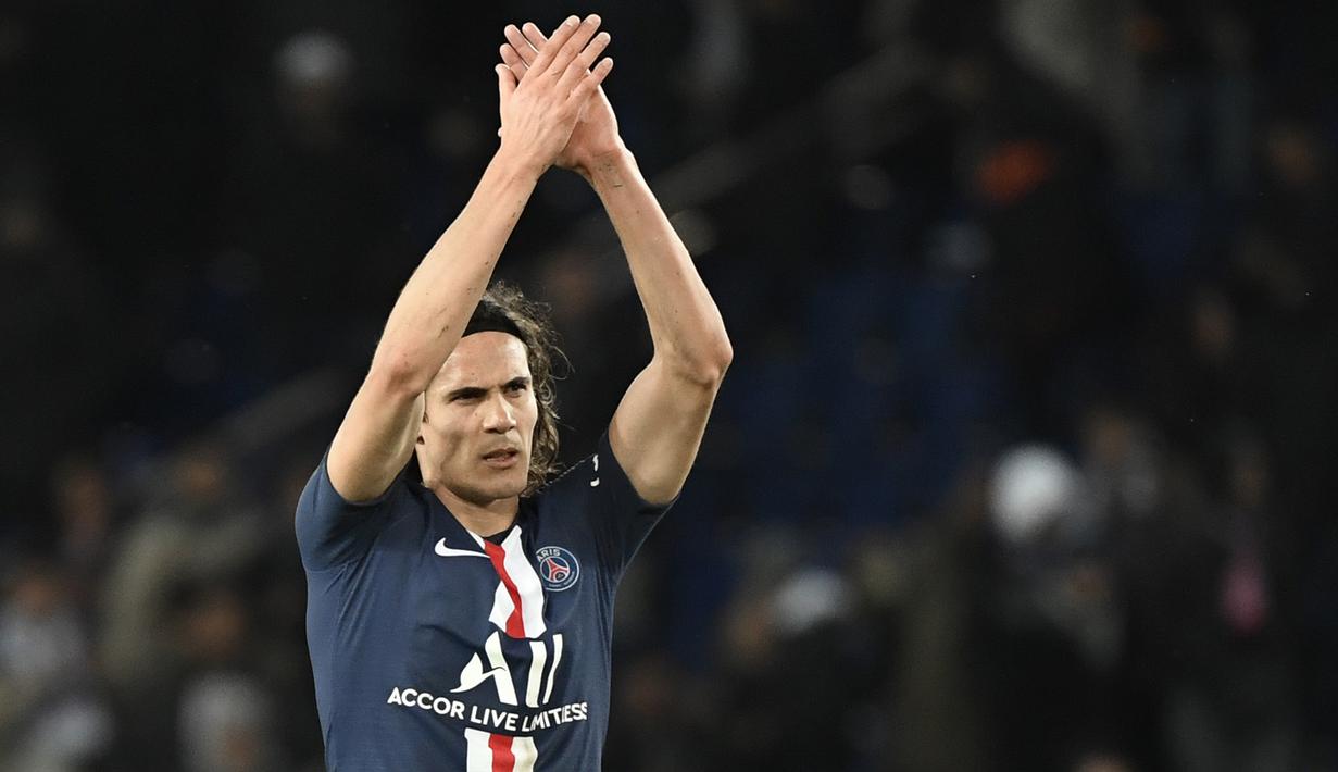 Striker PSG, Edinson Cavani, menyapa suporter usai mengalahkan Lille pada laga Ligue 1 Prancis di Stadion Parc des Princes, Paris, Jumat (22/11). PSG menang 2-0 atas Lille. (AFP/Bertrand Guay)