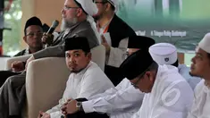Ketua PWNU DKI Jakarta Tb Robby Budiansyah (tengah) menghadiri peringatan maulid dan zikir di Jakarta, Kamis (19/2). Acara ini digelar sekitar 1000 jamaah Nahdlatul Ulama DKI untuk mendoakan umat dan negara. (Liputan6.com/Johan Tallo)