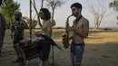 Musisi tampil di dekat sungai Rio de la Plata saat sore yang panas di Buenos Aires, Argentina, Kamis, 2 Maret 2023.  Menurut Badan Meteorologi Nasional, Buenos Aires tetap dalam status siaga merah untuk suhu ekstrem. (AP Photo/Rodrigo Abd)