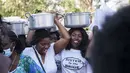 Anggota keluarga mempelai wanita mengantarkan makanan untuk mempelai pria dalam upacara Icilanga Mulilo di Lusaka, Zambia (5/9/2020/). Icilanga Mulilo, yang secara tradisional dipraktikkan oleh warga Zambia yang berbahasa Bemba, merupakan upacara sebelum pernikahan. (Xinhua/Martin Mbangweta)