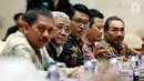 Lembaga Perlindungan Saksi dan Korban (LPSK) menghadiri Rapat Dengar Pendapat (RDP) dengan Pansus Hak Angket KPK di Jakarta, Senin (28/8). Rapat sebagai tindak lanjut atas temuan rumah aman yang diduga dimiliki oleh KPK. (Liputan6.com/Johan Tallo)