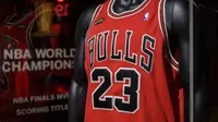 Jersey 'The Last Dance' NBA Finals 1998 yang dikenakan Michael Jordan, dari game 1, ditampilkan selama penjualan 'Invictus' Sotheby, di New York City pada 6 September 2022. (ANGELA WEISS / AFP)