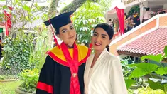 Kebahagiaan yang menyelimuti Ghina Raihanah juga dirasakan oleh Tsania Marwa. Lewat keterangan unggahannya, artis berusia 31 tahun ungkap semangat dan kegigihan sang adik demi meraih cita-citanya. Oleh karenanya tak heran jika Ghina akhirnya bisa meraih gelar sarjana. Tsania Marwa juga menambahkan jika adik tercintanya itu selalu tertib dan disiplin dalam menjalani kehidupannya. (Liputan6.com/IG/@tsaniamarwa54)