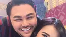 Desainer Ivan Gunawan dan penyanyi dangdut Ayu Ting Ting tersenyum saat berpose bersama. Keakraban Ivan dan Ayu berawal saat menjadi presenter bersama di acara talk show. (Instagram/ivan_gunawan)
