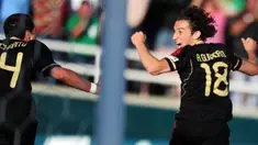 Kegembiraan gelandang Timnas Meksiko Andres Guardado usai membobol gawang AS pada partai final Concacaf Gold Cup di Pasadena, California, 25 Juni 2011. AFP PHOTO/Robyn BECK