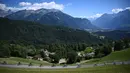 Rombongan pebalap melintas dengan latar belakang pegunungan Alpen Swiss selama etape ke-8 pada ajang balapan sepeda Tour de France 2022. (AFP/Anne-Christine Poujoulat)