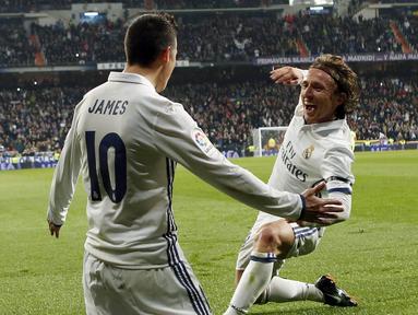 Gelandang Real Madrid, James Rodriguez, merayakan gol yang dicetaknya ke gawang Sevilla pada laga leg pertama babak 16 besar Copa del Rey di Stadion Santiago Bernabeu, Spanyol,  Rabu (4/1/2017). Madrid mennag 3-0 atas Sevilla. (EPA/Javier Lopez)