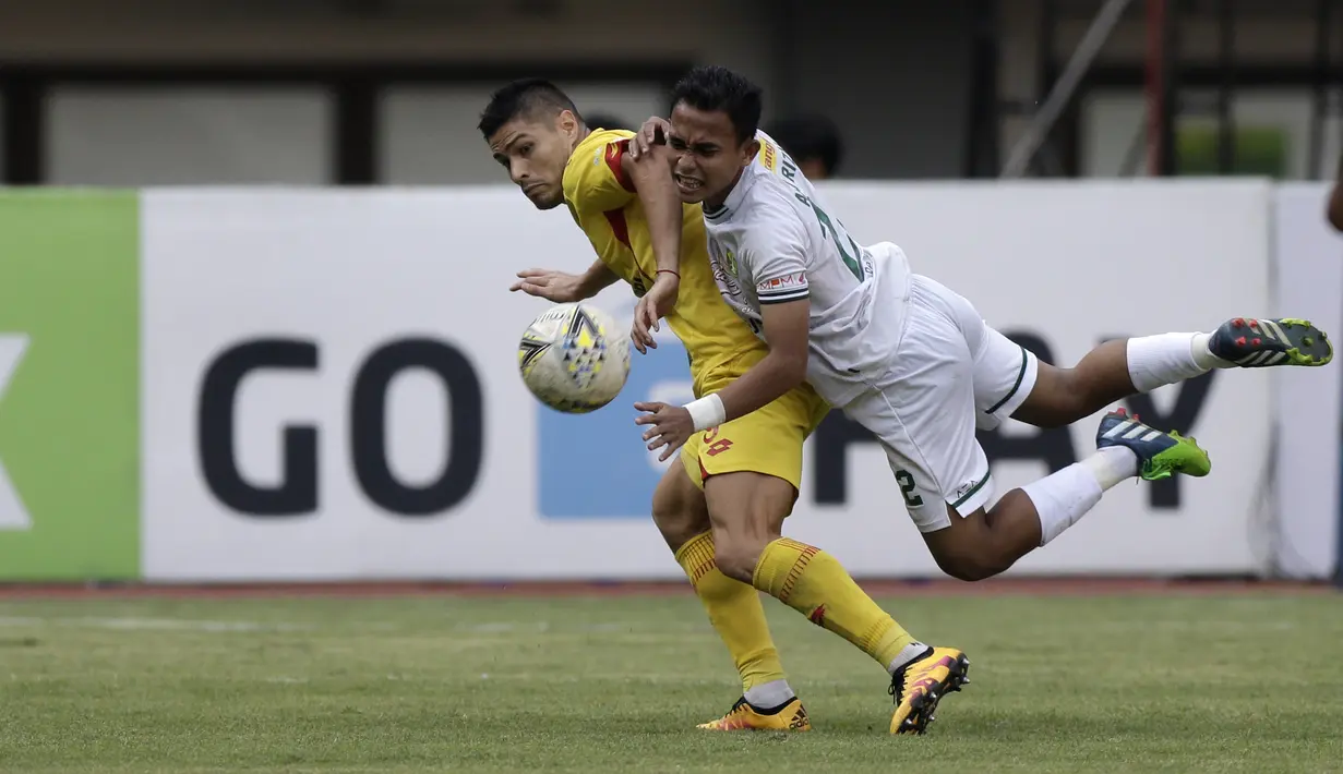 Gelandang Persebaya Surabaya, Abu Rizal, berebut bola dengan striker Bhayangkara FC, Ramiro ezequiel, pada laga Shopee Liga 1 di Stadion Patriot Chandrabhaga, Bekasi, Sabtu (31/8). Persebaya menang 2-0 atas Bhayangkara. (Bola.com/Yoppy Renato)