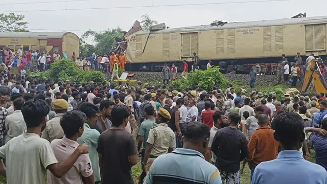 Warga menyaksikan tim penyelamat bekerja setelah kecelakaan kereta, tabrakan antara kereta kargo dan Kanchanjunga Express (kereta penumpang), dekat stasiun New Jalpaiguri, Benggala Barat, India, Senin, 17 Juni 2024. (AP Photo/Diptendu Dutta)