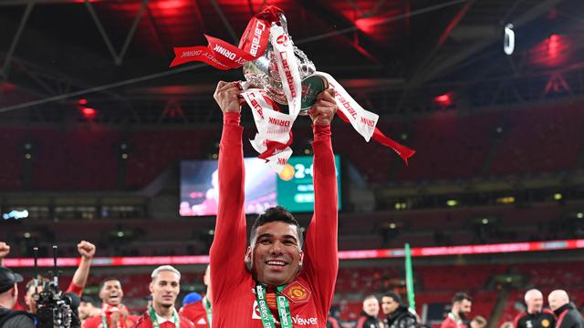 Senyum Casemiro Beri Trofi Carabao Cup 2022/2023 untuk Manchester United