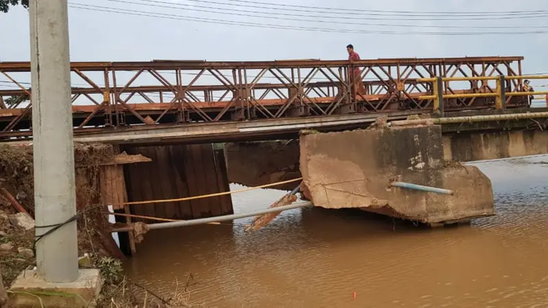 Jembatan Bailey sebagai pengganti sementara Jembatan Tabunio II yang putus akibat banjir di Kabupaten Tanah Laut, Kalimantan Selatan.